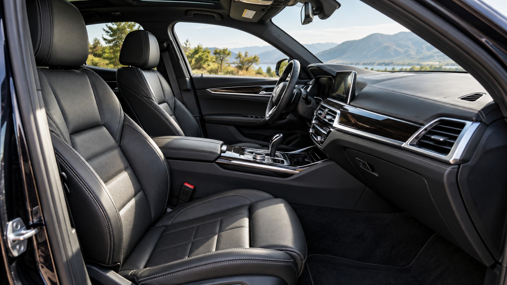 Čistý kožený interiér automobilu s palubní deskou a předními sedačkami